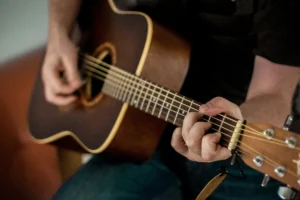 Como usar acordes suspensos para criar tensão musical