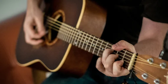 Como usar acordes suspensos para criar tensão musical