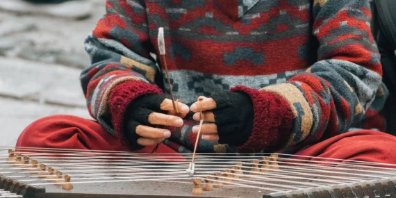 O que é o psaltério e por que voltou à música folk moderna