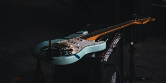 Guitarras Epiphone vs Cort: custo-benefício